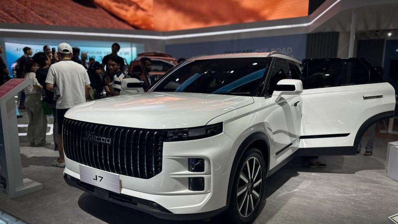 JAECOO J7, PHEV terbaru, diklaim mampu menempuh jarak hingga 1.300 kilometer dengan satu tangki penuh, menawarkan efisiensi bahan bakar yang luar biasa dan ramah lingkungan dengan harga Rp499 juta.