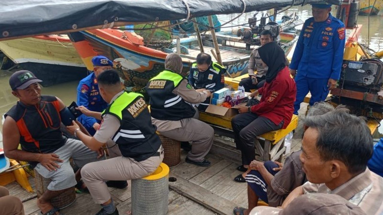 Polres Cirebon Kota melalui Sat Polairud meluncurkan program Klinik Apung, memberikan layanan kesehatan gratis bagi nelayan di wilayah pesisir Cirebon, sekaligus mempererat hubungan antara polisi dan masyarakat.