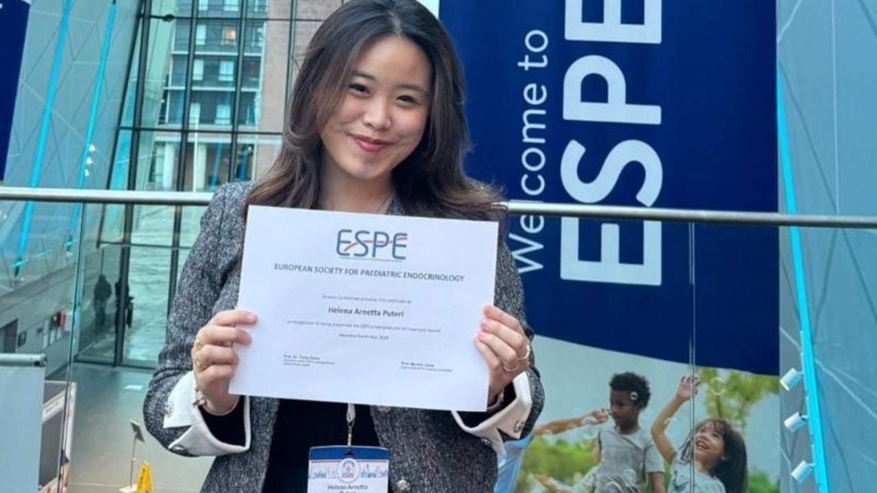 Helena Arnetta Puteri, mahasiswi FK UI, menjadi mahasiswa Indonesia pertama yang meraih penghargaan ESPE Undergraduate Achievement Award 2024 atas penelitiannya tentang Hiperplasia Adrenal Kongenital (HAK).