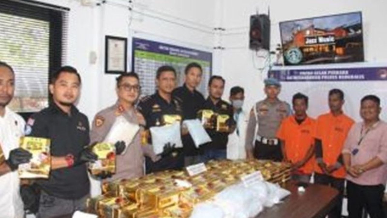 Polda Riau terus mengusut jaringan pengedar 90 kg sabu yang dibawa masuk oleh dua kurir, JM dan IF, yang ditangkap di perairan Bengkalis; penyelidikan membidik otak pelaku di balik penyelundupan internasional ini.
