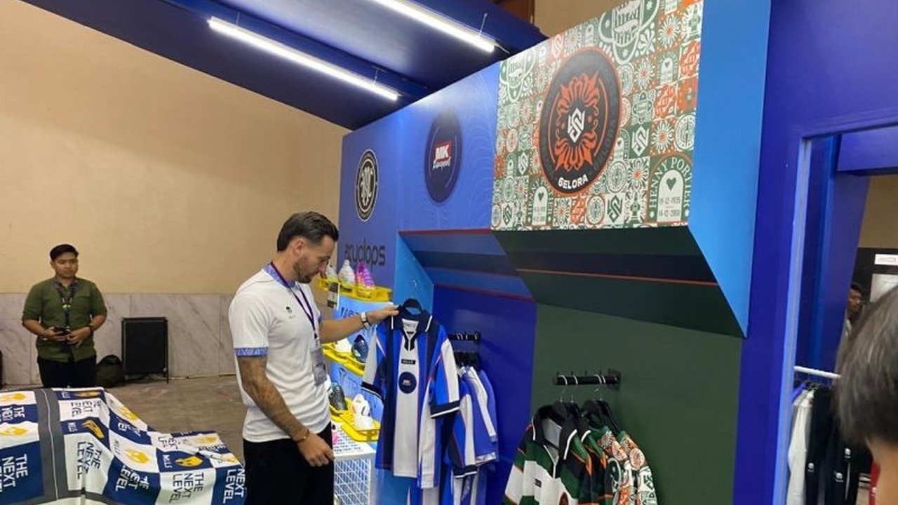 Di Jakarta Sneaker Day 2025, Mills meluncurkan koleksi jersey terbaru hasil kolaborasi dengan pemain sepak bola ternama, Marc Klok, yang terinspirasi oleh konsep blueprint dengan dominasi warna biru.