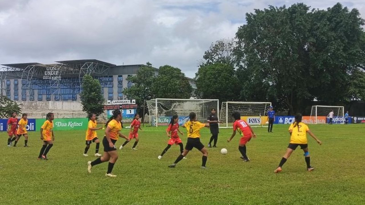 Sebanyak 1.225 siswi SD dan MI di Semarang ikuti MilkLife Soccer Challenge 2025, turnamen sepak bola putri yang bertujuan membangun ekosistem sepak bola wanita Indonesia dan mencetak bibit atlet masa depan.
