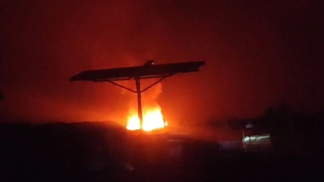 Satgas Operasi Damai Cartenz 2025 menduga KKB Lekagak Telenggen dan Tenius Kulua membakar gedung SMP Agandugume di Kabupaten Puncak, Papua Tengah pada Jumat malam, tanpa ada korban jiwa, dan gedung tersebut telah terbengkalai.