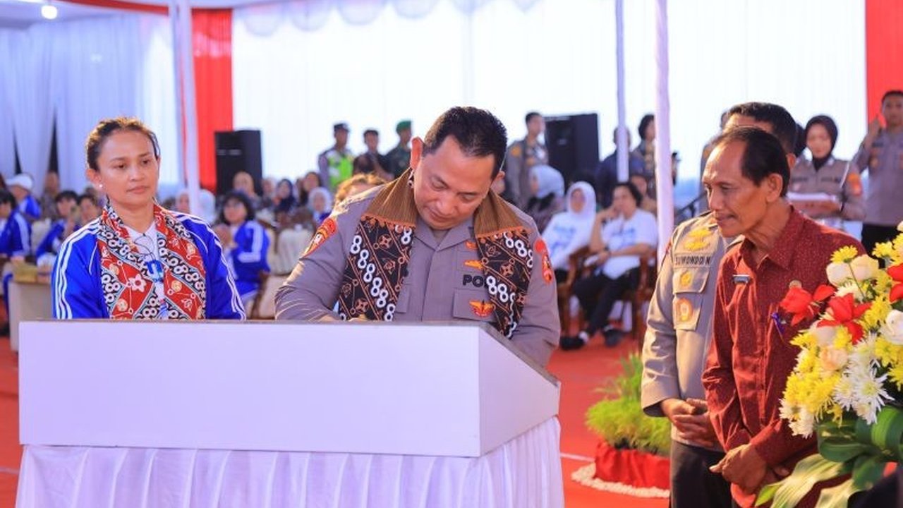 Kapolri Jenderal Listyo Sigit Prabowo meresmikan pembangunan jalan dan saluran irigasi di Kulon Progo, Yogyakarta, untuk meningkatkan produktivitas pertanian dan pertumbuhan ekonomi daerah, sekaligus mendukung ketahanan pangan nasional.