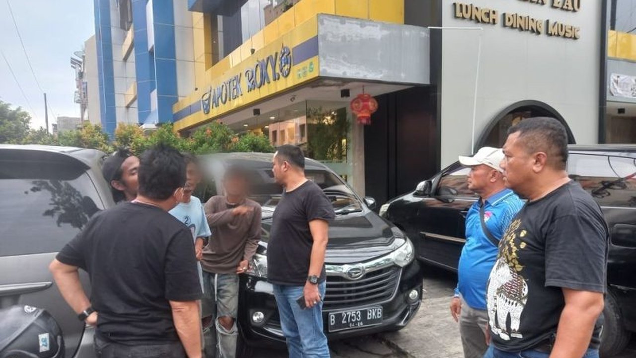 Polisi menangkap tujuh juru parkir liar di Mangga Besar, Jakarta Barat, yang terbukti positif narkoba setelah menerima laporan dari warga melalui media sosial.