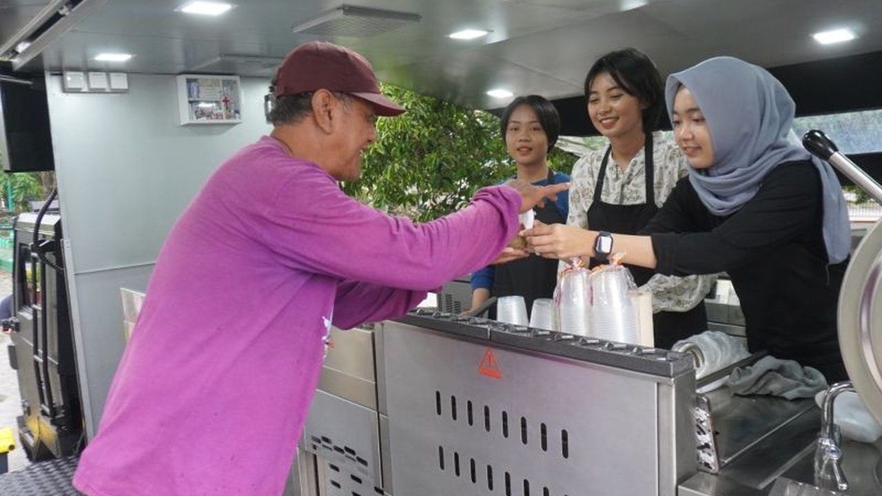 Direktorat Samapta Polda Kalteng membagikan 100 porsi bubur kacang hijau dan air mineral gratis kepada masyarakat Palangka Raya sebagai bentuk kepedulian Polri, menggunakan dapur lapangan mobile di Bundaran Besar.