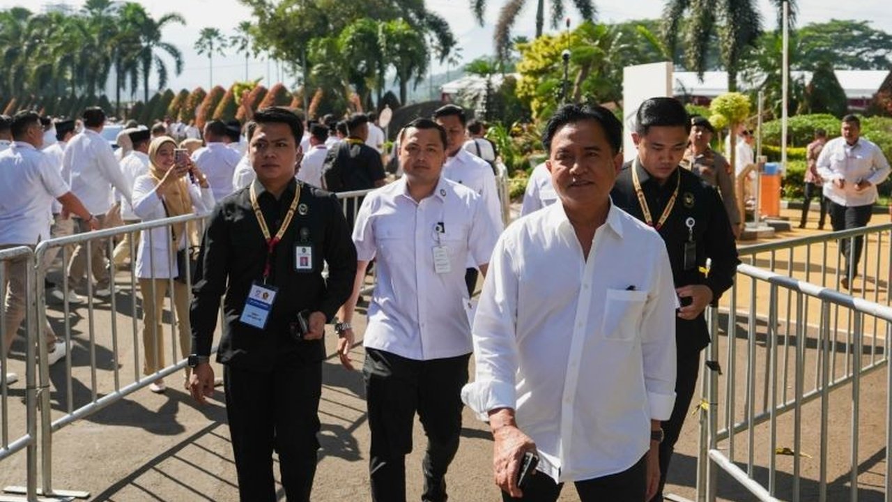 Menko Yusril Ihza Mahendra menanggapi santai hasil survei yang menilai kinerjanya buruk, menekankan pentingnya kepemimpinan yang berani mengambil keputusan meskipun tidak populer demi masa depan bangsa.