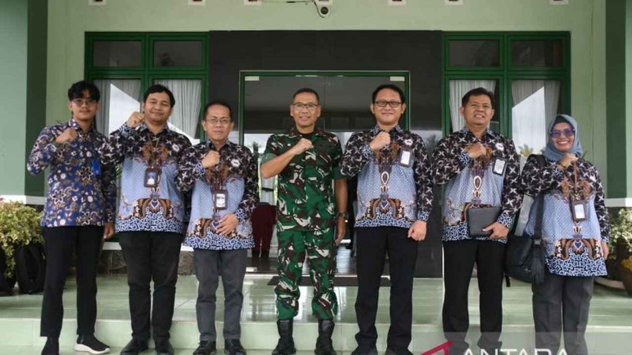 Danrem 133/Nani Wartabone, Brigjen TNI Hari Pahlawantoro, berkolaborasi dengan Badan Gizi Nasional dan Yayasan Hulandalo Pangan Bergizi untuk meningkatkan pengelolaan Sentra Pelayanan Pemenuhan Gizi (SPPG) demi mewujudkan Indonesia Emas 2045.