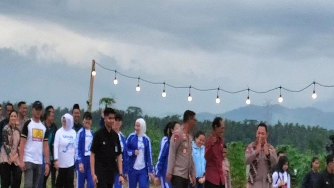 Kapolri Jenderal Listyo Sigit Prabowo meresmikan jalan usaha tani dan irigasi di Kulon Progo, Yogyakarta, untuk mendukung ketahanan pangan dan meningkatkan produktivitas pertanian di Kalurahan Garongan, yang telah berhasil menjadi swasembada beras.