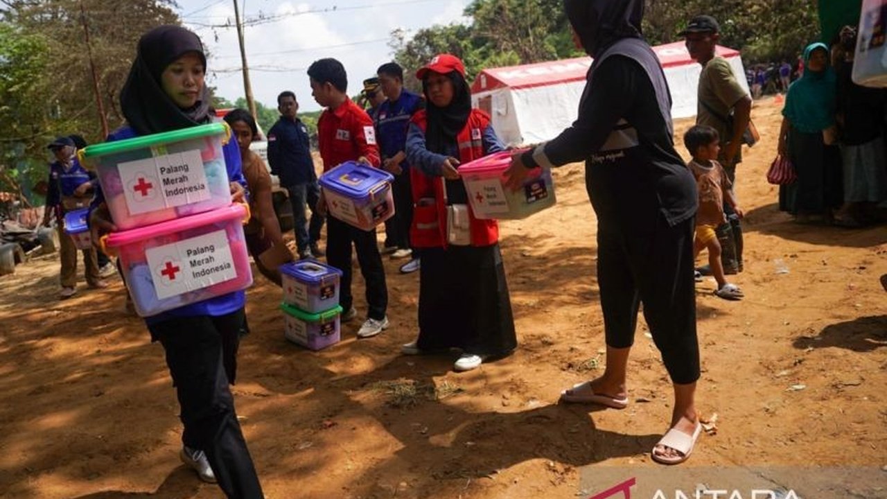PMI Sulawesi Tenggara menyalurkan bantuan berupa hygiene kit, baby kit, tenda, layanan kesehatan, dan trauma healing untuk 52 keluarga korban kebakaran di TPA Puuwatu, Kendari.
