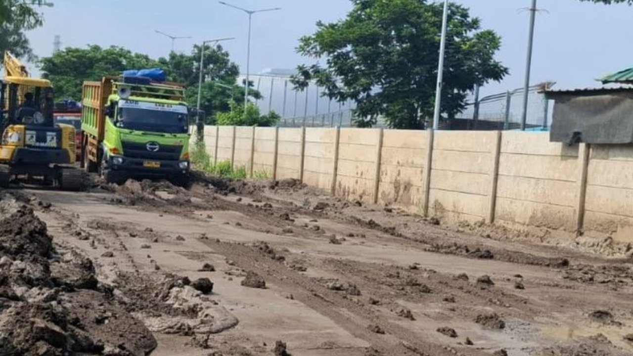 PPSU Bersihkan Lumpur dan Tanah di Jalan RE Martadinata, Jakarta Utara