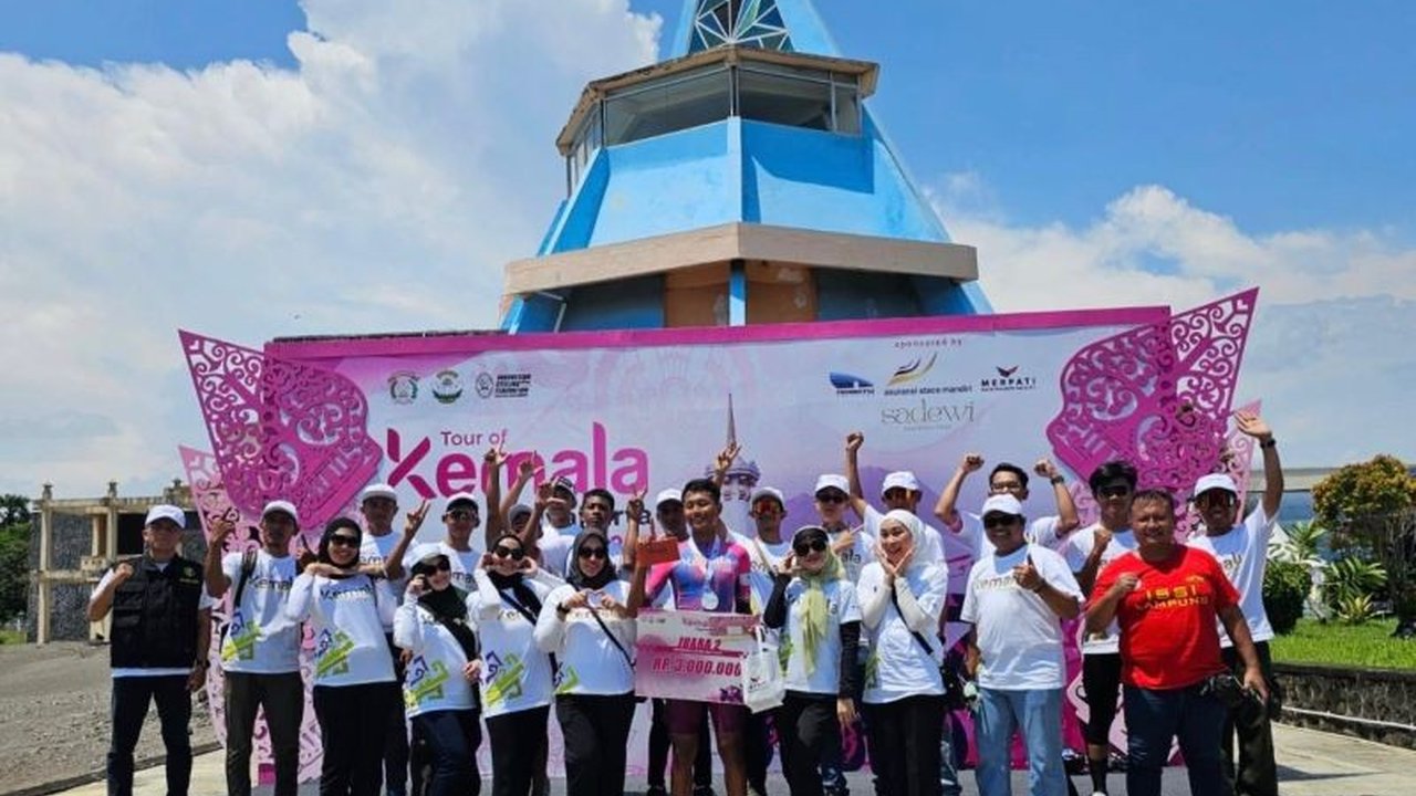 Frans Sinurat, pembalap sepeda dari Polda Lampung, berhasil meraih juara kedua pada kategori Men Youth Criterium di Tour of Kemala 2025 Yogyakarta, mengharumkan nama Lampung di kancah balap sepeda nasional.