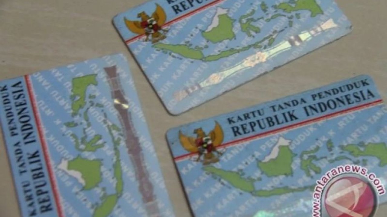 Dispendukcapil Madiun melayani pencetakan 50 KTP elektronik per hari, dengan stok blangko terbatas namun tercukupi, serta gencar sosialisasikan identitas kependudukan digital (IKD) untuk alternatif praktis.