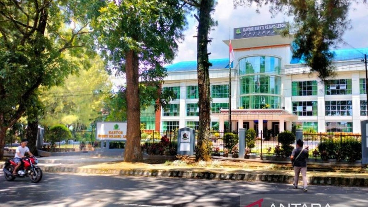 Kabupaten Rejang Lebong, Bengkulu berhasil menurunkan angka kemiskinan hingga 14,65 persen di tahun 2024, berkat berbagai program pemberdayaan ekonomi dan bantuan sosial.