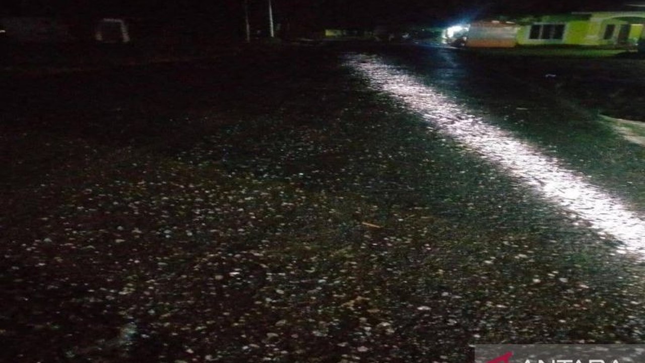 Kejadian aneh berupa hujan butiran seperti jelly menghebohkan warga Desa Leyao, Gorontalo Utara pada Sabtu malam, 15 Februari 2024, memicu rasa ingin tahu dan berbagai spekulasi.