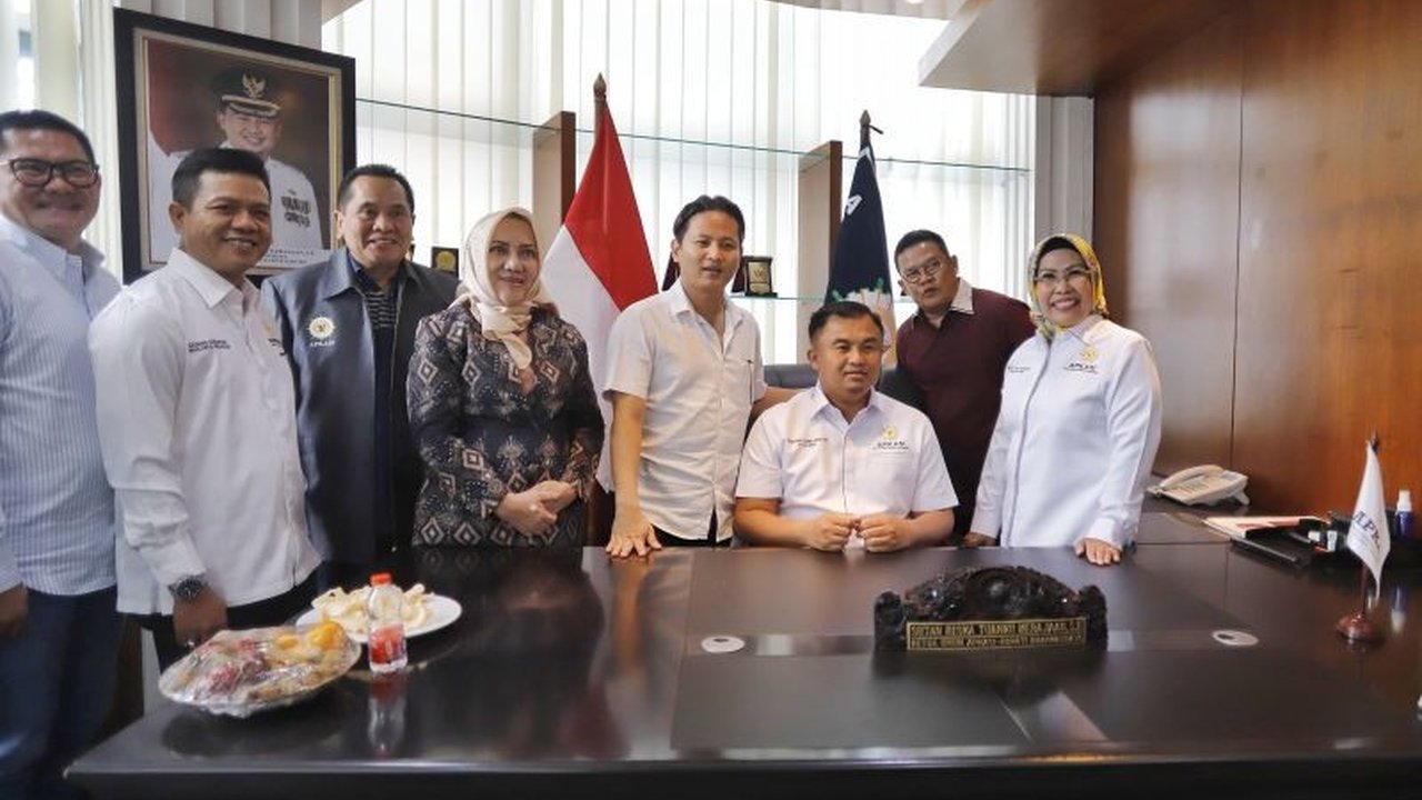 Bupati Trenggalek, Mochamad Nur Arifin, ditunjuk sebagai Penjabat Sementara (Pjs) Ketua Umum APKASI untuk sisa masa bakti 2021-2026, menggantikan Sutan Riska Tuanku Kerajaan, hingga Munas APKASI pada Mei 2025.