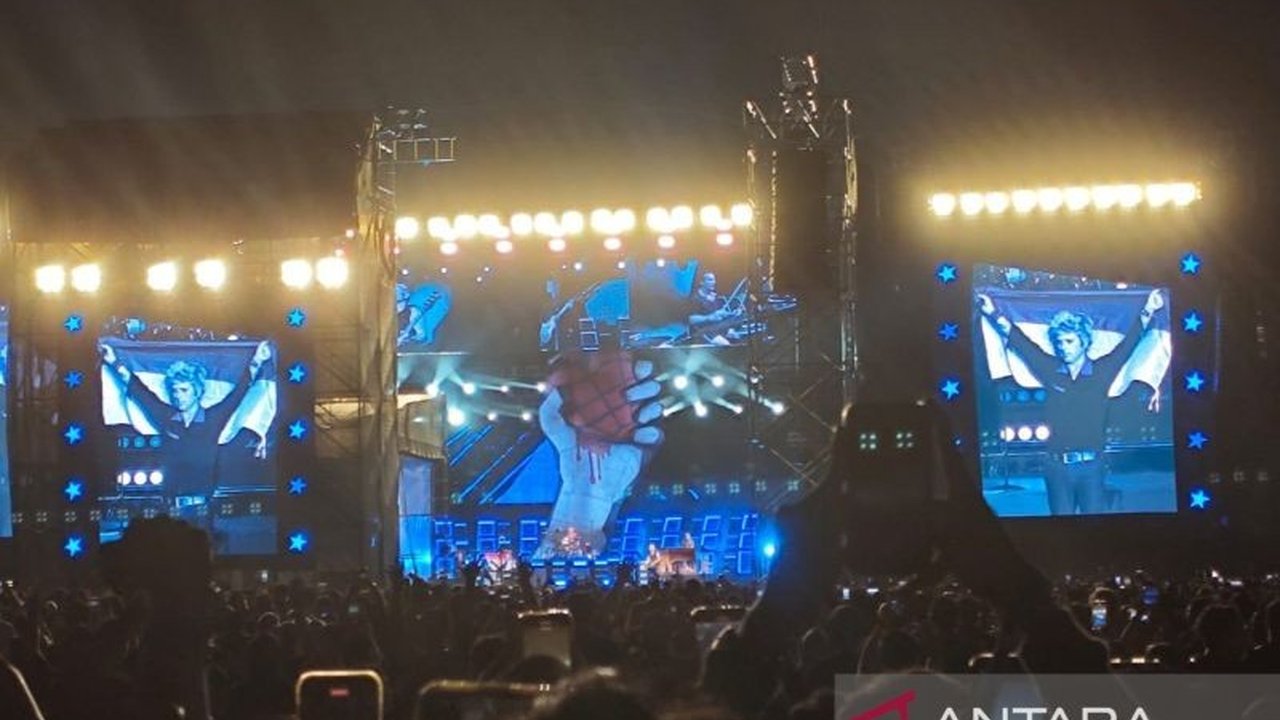 Vokalis Green Day, Billie Joe Armstrong, mencium bendera Indonesia di konser Hammersonic 2025 Jakarta, menciptakan momen tak terlupakan bagi para penggemar.
