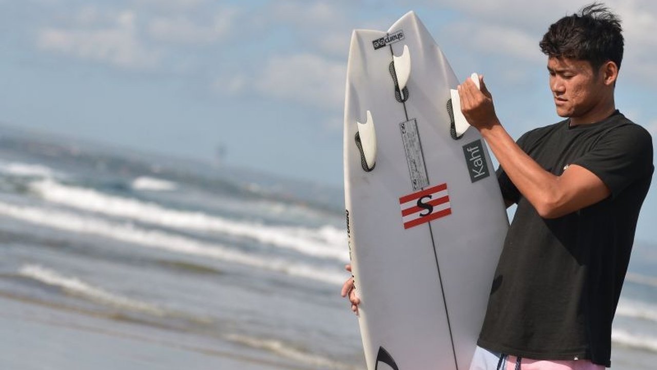 Peselancar Indonesia, Rio Waida, berhasil melaju ke perempat final WSL Abu Dhabi Pro setelah penampilan gemilang di babak 16 besar, mengalahkan Connor O'Leary dengan skor 13.90.