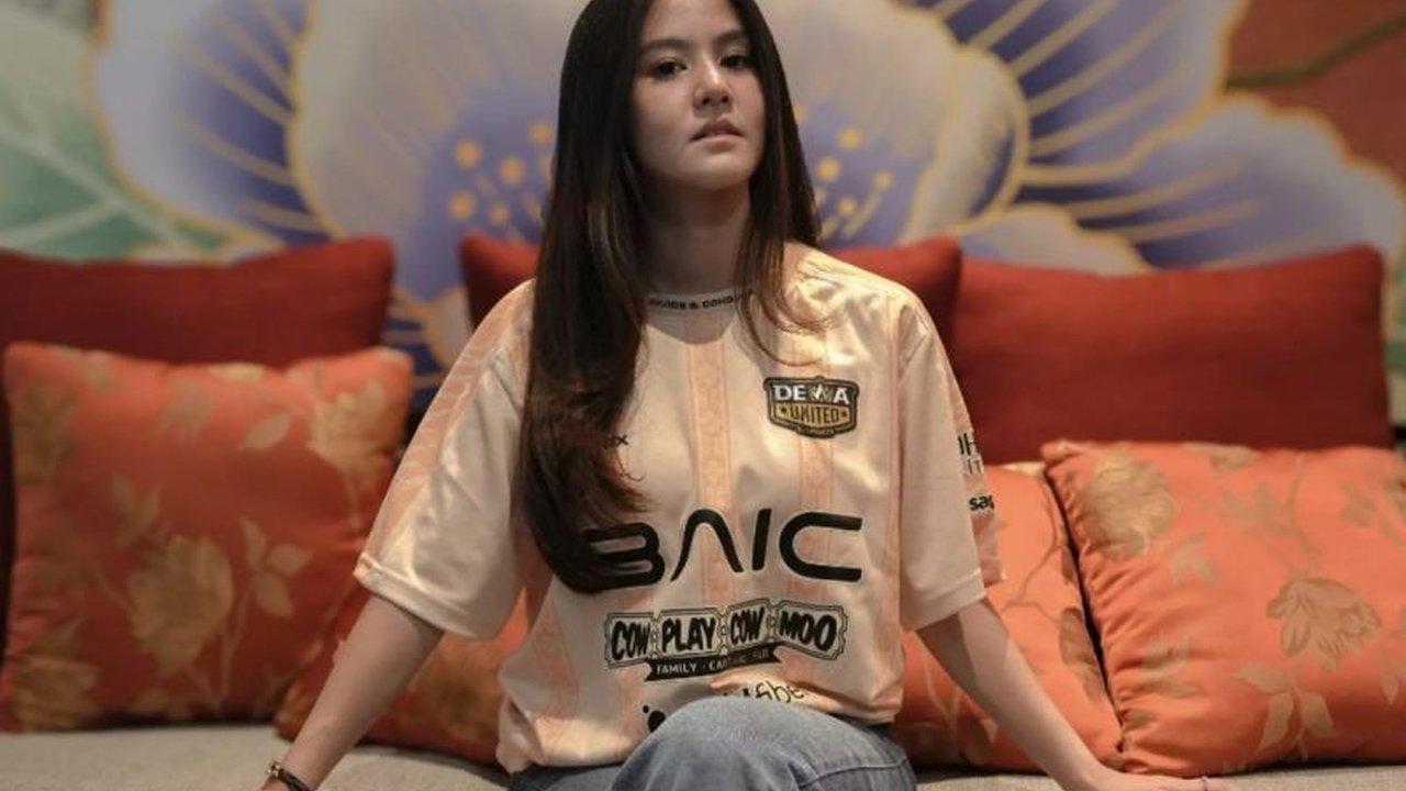 Dewa United Esports berkolaborasi kembali dengan DRX untuk meluncurkan jersey streetwear musim 2025 yang memadukan elemen street art, esports, dan batik Indonesia, tersedia dalam warna hitam dan emas.