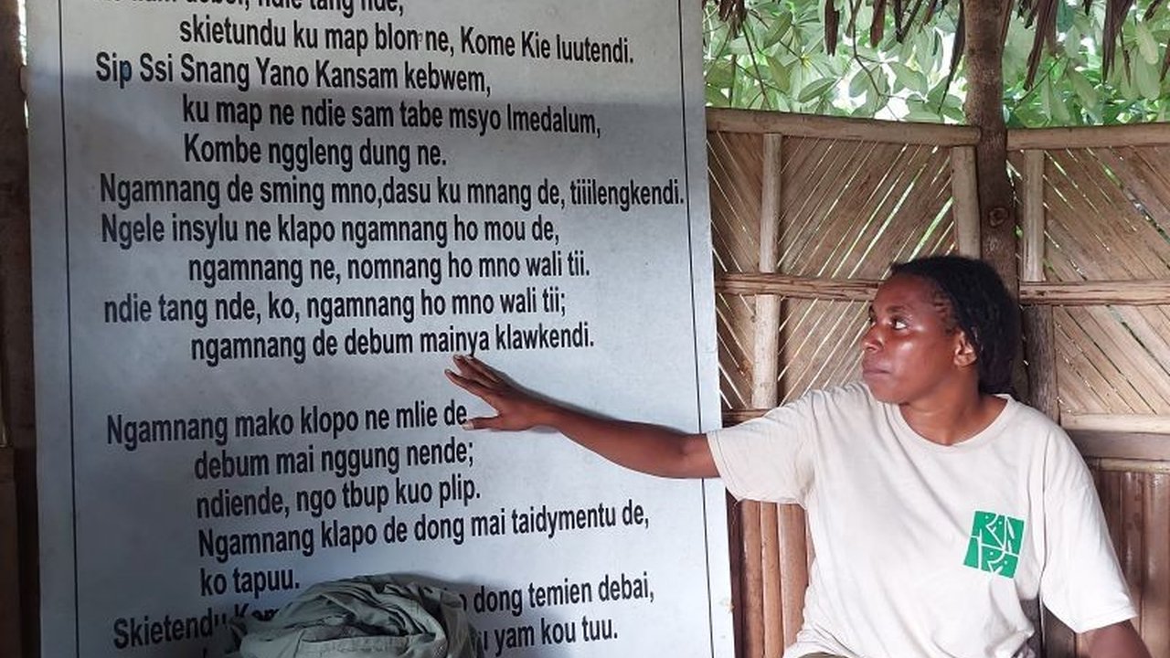 Vebriani Hembring dan komunitasnya di Papua berjuang keras melestarikan bahasa Namblong yang terancam punah melalui metode unik, menghadapi tantangan sejarah dan minimnya sumber daya.