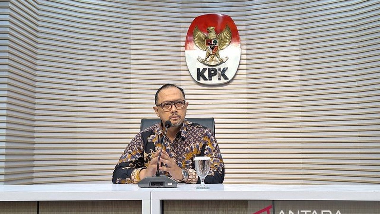 KPK memanggil dua PNS Setjen DPR, Sri Wahyu dan Ahmat Sapiulloh, untuk diperiksa sebagai saksi terkait dugaan korupsi pengadaan sarana rumah jabatan anggota DPR RI tahun 2020, dengan potensi kerugian negara miliaran rupiah.