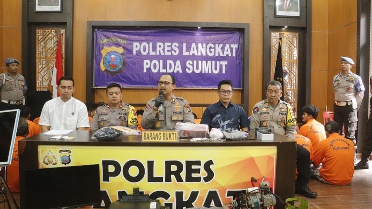 Polres Langkat berhasil mengungkap 55 kasus kriminal dengan 70 tersangka selama Januari hingga Februari 2025, meliputi pencurian, narkotika, dan perjudian, menunjukkan komitmen penegakan hukum di Langkat.