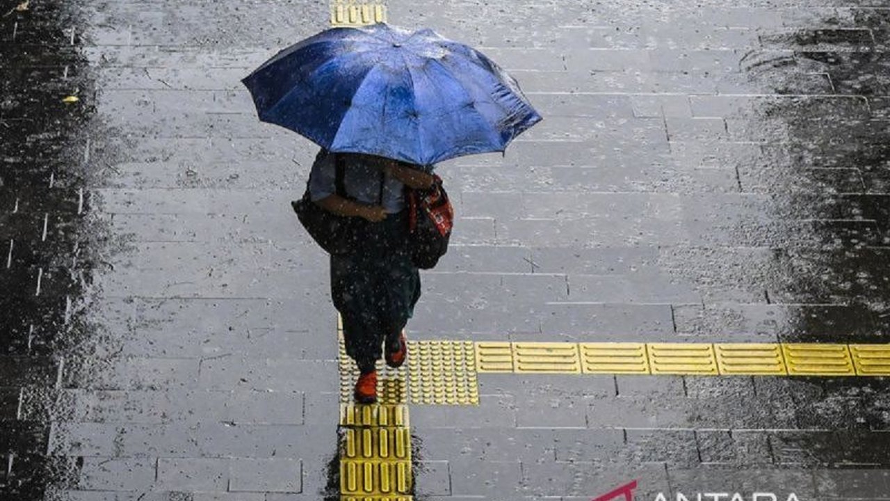 BMKG memprediksi sebagian besar wilayah Indonesia akan mengalami hujan dengan intensitas bervariasi pada Minggu, mulai dari hujan ringan hingga hujan disertai petir,  dengan imbauan untuk selalu memantau informasi cuaca terkini.