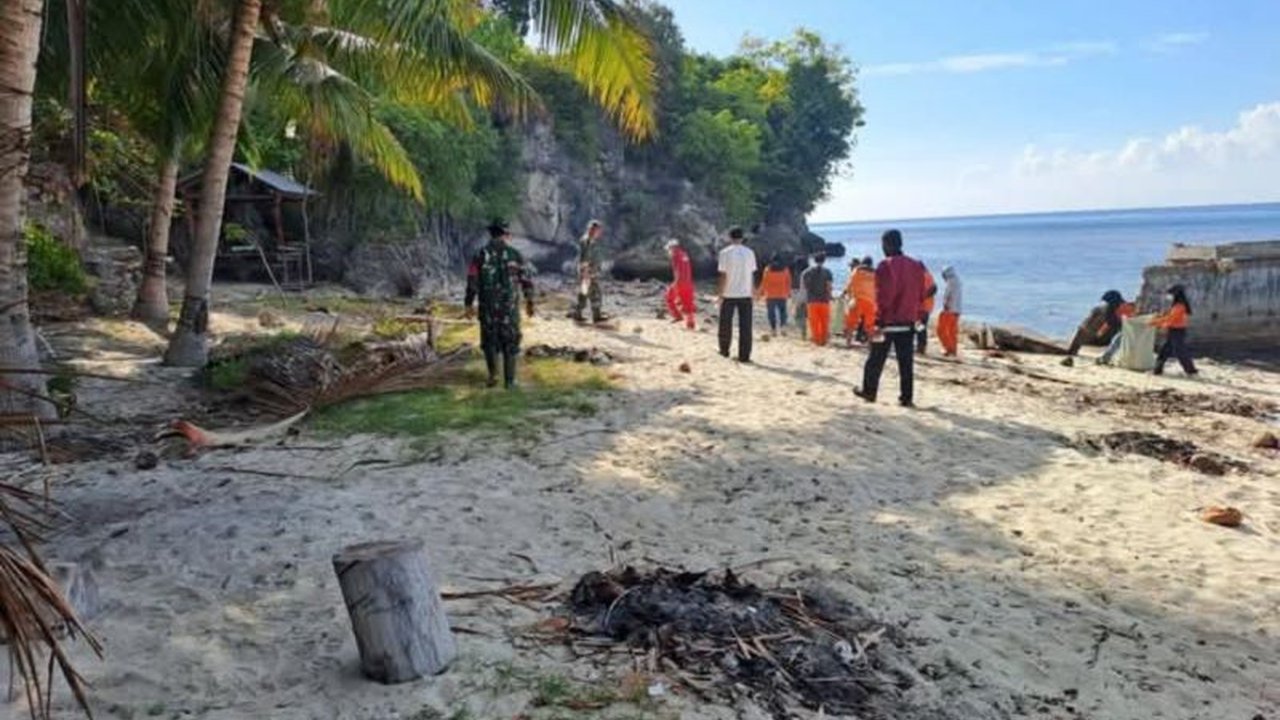 Kodim 1402 Polman mengajak ratusan siswa membersihkan pantai wisata Desa Pallis dan pasar Wonomulyo, guna menumbuhkan kesadaran lingkungan dan mendukung sektor pariwisata serta ekonomi daerah.