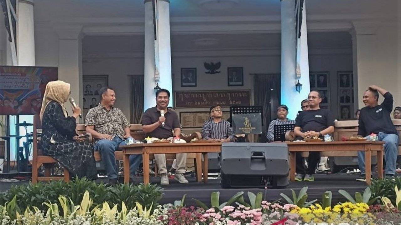 Pakar Komunikasi Politik Unair menilai kegiatan tatap muka informal efektif lawan isu non-nasionalisme di generasi muda, menanggapi fenomena #KaburAjaDulu, sekaligus tingkatkan ekonomi lokal.