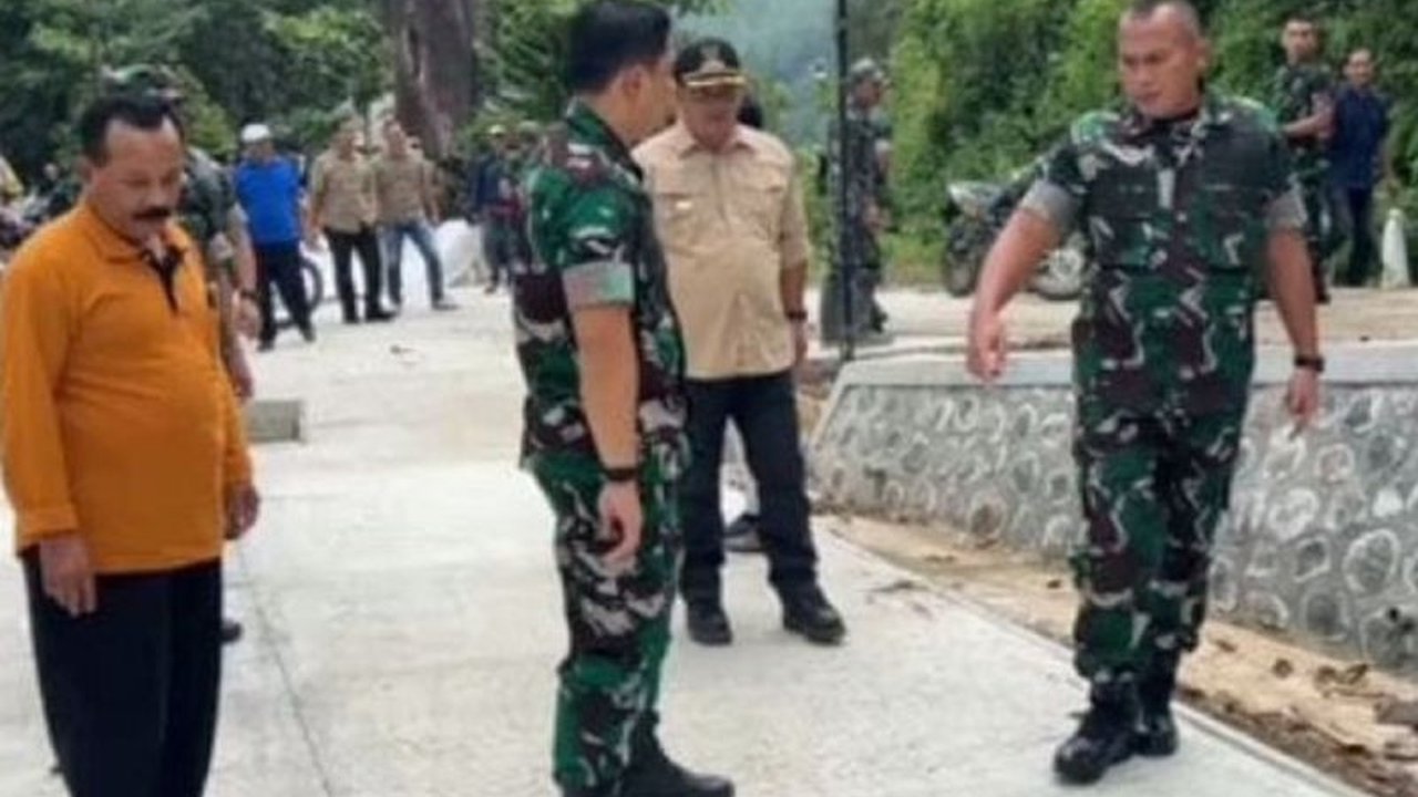 Kolonel Arm Untoro Hariyanto meninjau progres betonisasi jalan sepanjang 1.005 meter dalam program Pra TMMD ke-123 di Tulungagung, Jawa Timur, yang bertujuan meningkatkan aksesibilitas dan perekonomian masyarakat.