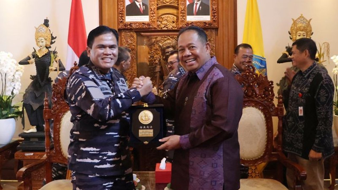 Pemerintah Provinsi Bali mendukung penuh Multilateral Naval Exercise Komodo (MNEK) 2025 yang diyakini akan memberikan dampak positif signifikan terhadap perekonomian Bali melalui peningkatan kunjungan wisata dan aktivitas ekonomi masyarakat.