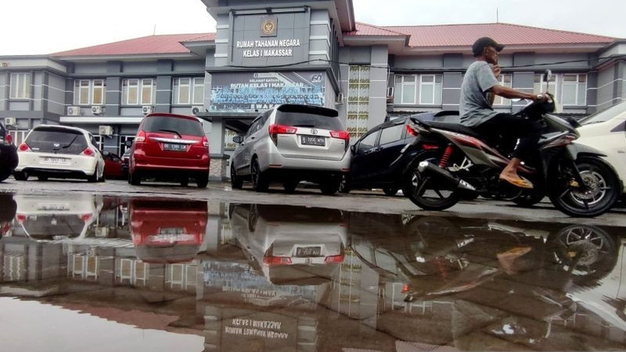 Kepala Rutan Kelas I Makassar membantah adanya perlakuan khusus terhadap tiga tersangka kasus kosmetik berbahaya, menegaskan semua tahanan mendapat perlakuan sama sesuai prosedur dan standar operasional.