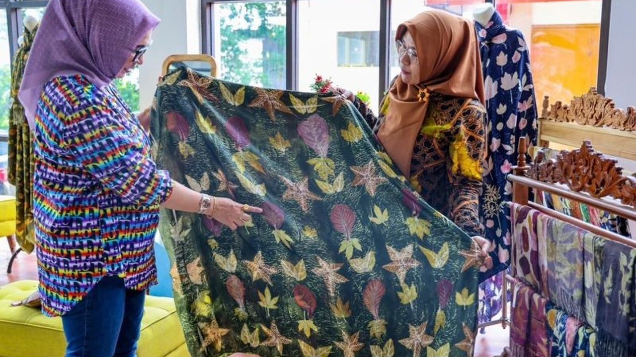 Sektor kriya dan fesyen menunjukkan pertumbuhan ekspor yang signifikan, berkontribusi besar terhadap target ekonomi kreatif Indonesia sebesar 27,53 miliar dolar AS di 2024, didorong oleh peningkatan permintaan global dan berbagai program pengembangan UMKM