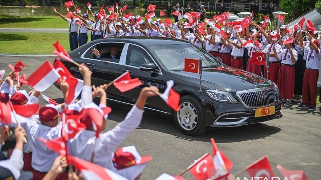 Sepekan terakhir diwarnai kunjungan Presiden Turki Erdogan ke Indonesia, peluncuran PP perlindungan pekerja, pengangkatan Deddy Corbuzier sebagai stafsus Menhan, dan berita politik penting lainnya.