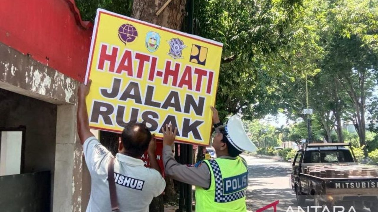 Kepolisian Situbondo dan Dishub memasang banner peringatan jalan rusak di Pantura untuk mencegah kecelakaan, terutama menjelang Ramadhan dan Idul Fitri 2025, setelah beberapa insiden kecelakaan terjadi akibat jalan rusak.