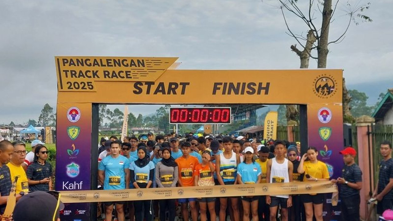 Ratusan pelari dari berbagai usia berpartisipasi dalam Running Summit 2025 di Pangalengan, Jawa Barat, yang menampilkan kategori lari lintas alam, lari sekolah, dan estafet, sekaligus mempromosikan potensi wisata lokal.