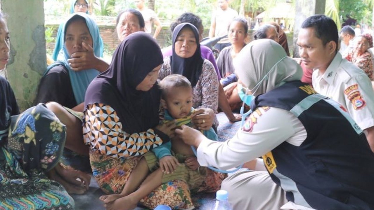 Kepolisian Resor Lombok Tengah memberikan pelayanan kesehatan gratis, bantuan sembako, dan membersihkan material pasca-banjir yang melanda Kecamatan Pujut akibat cuaca ekstrem pada awal Februari 2024.