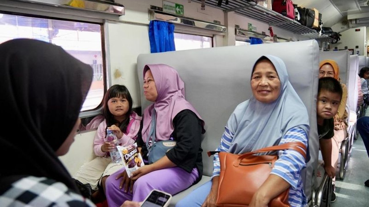 PT KAI Divre IV Tanjungkarang menambah kereta api untuk KA Rajabasa guna memenuhi lonjakan penumpang selama Angkutan Lebaran 2025 dan meningkatkan akses transportasi publik yang aman, nyaman, dan ekonomis.