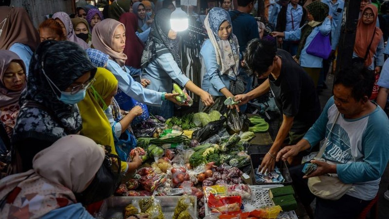 Presiden Prabowo Subianto baru saja menandatangani PP 6/2025 yang mengatur pekerja yang terkena PHK akan menerima 60 persen gaji selama maksimal enam bulan, dengan perubahan iuran JKP dan ketentuan baru bagi perusahaan pailit.