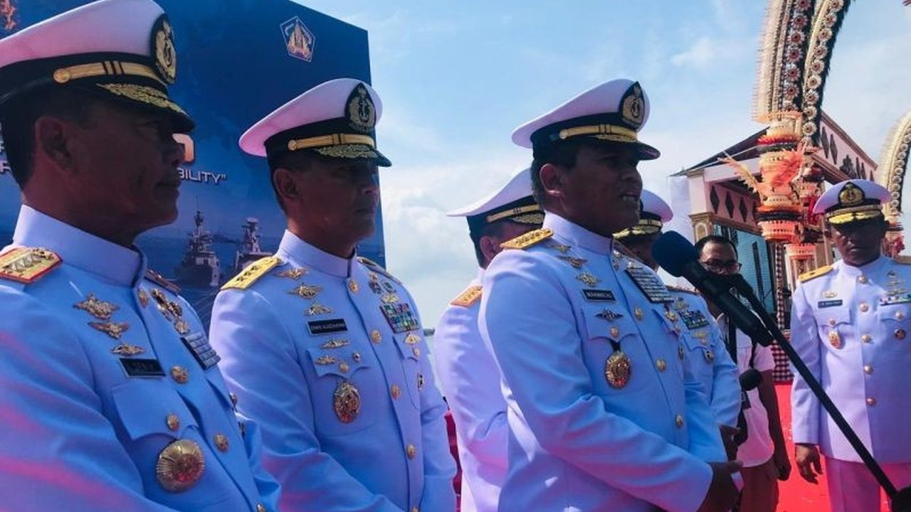 Sebanyak 19 kapal perang dari 38 negara berpartisipasi dalam Latihan Multilateral Naval Exercise Komodo (MNEK) 2025 di Bali, fokus pada penanggulangan bencana dan kerja sama maritim.