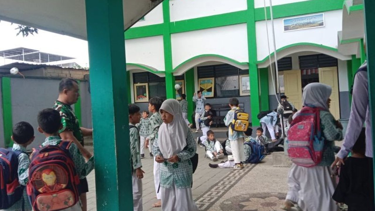 Kementerian Agama Kota Mataram melarang siswa madrasah negeri membawa HP ke sekolah, mengikuti Surat Edaran Wali Kota Mataram untuk mengurangi dampak negatif penggunaan HP di lingkungan pendidikan.