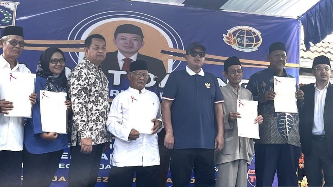 Menteri ATR/BPN, Nusron Wahid, menyerahkan 587 SHGB seluas 9,72 ha kepada warga Kampung Nelayan Bermis, Muara Angke, Jakarta Utara, memberikan kepastian hukum atas kepemilikan lahan mereka.
