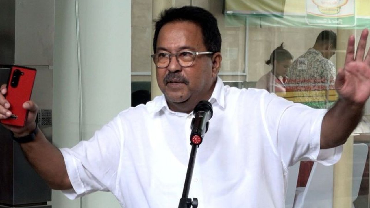 Wakil Gubernur terpilih DKI Jakarta, Rano Karno, atau yang dikenal sebagai Si Doel, menyatakan telah mulai bekerja bahkan sebelum pelantikan, dengan meninjau lokasi rawan banjir dan waduk di Jakarta serta memastikan kesiapan program 100 hari pertama.