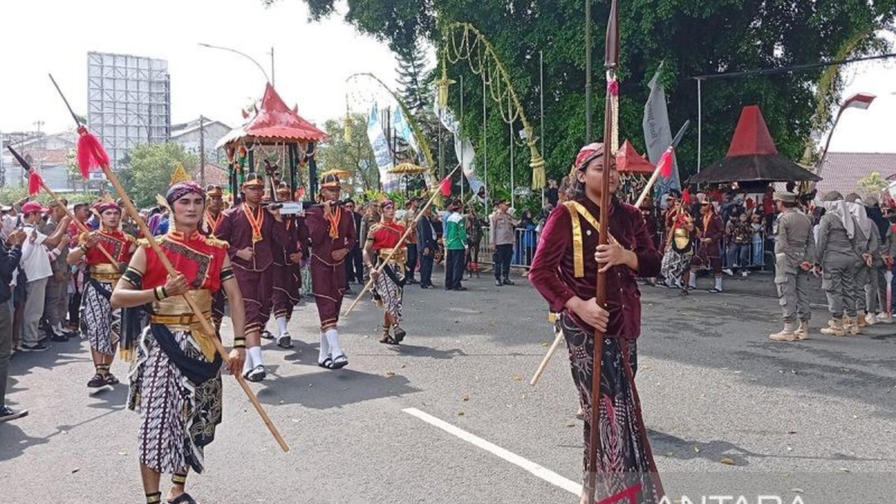 Kirab Pusaka Banyumas, rangkaian peringatan Hari Jadi ke-454, sukses mengenalkan sejarah daerah kepada masyarakat dan menarik minat wisatawan, sejalan dengan visi Banyumas yang produktif, adil, dan sejahtera.