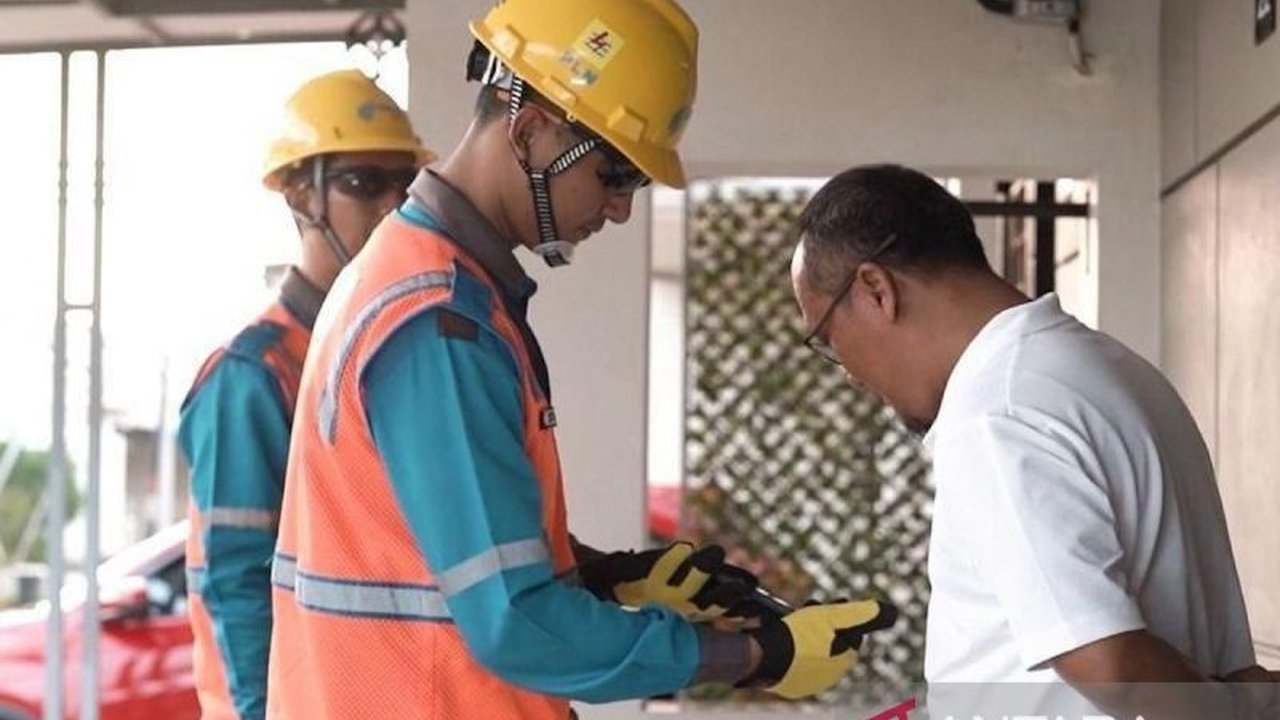 PT PLN (Persero) berhasil menurunkan durasi dan frekuensi gangguan listrik secara signifikan di tahun 2024, berkat digitalisasi dan inovasi aplikasi PLN Mobile,  mendukung pertumbuhan ekonomi dan kesejahteraan masyarakat.