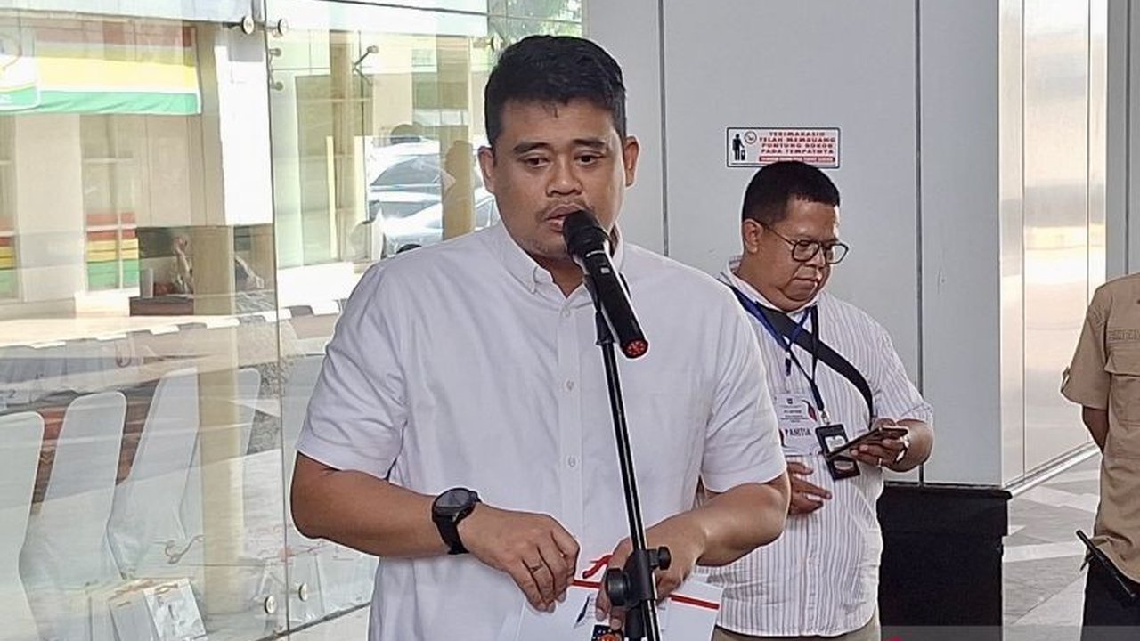 Gubernur Sumut terpilih, Bobby Nasution, telah resmi bergabung dengan Partai Gerindra setelah menerima KTA secara simbolis dari Prabowo Subianto, namun ia masih menunggu arahan terkait posisinya di partai tersebut.