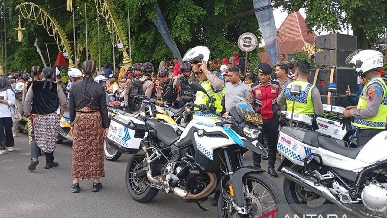 Ratusan personel gabungan mengamankan Kirab Pusaka Kabupaten Banyumas pada Minggu, 16 Februari 2025, di Purwokerto, Jawa Tengah, yang menampilkan Penjabat Bupati dan Forkopimda menaiki kereta kuda.