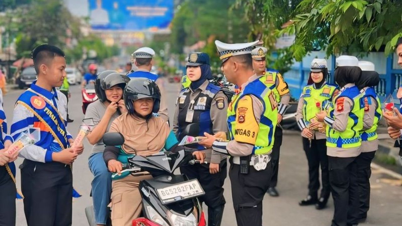 Polres OKU menerapkan pendekatan humanis dalam Operasi Keselamatan Musi 2025 dengan membagikan bunga kepada pengendara tertib berlalu lintas di Baturaja, Sumatera Selatan, sembari menindak pelanggar dengan tilang manual.