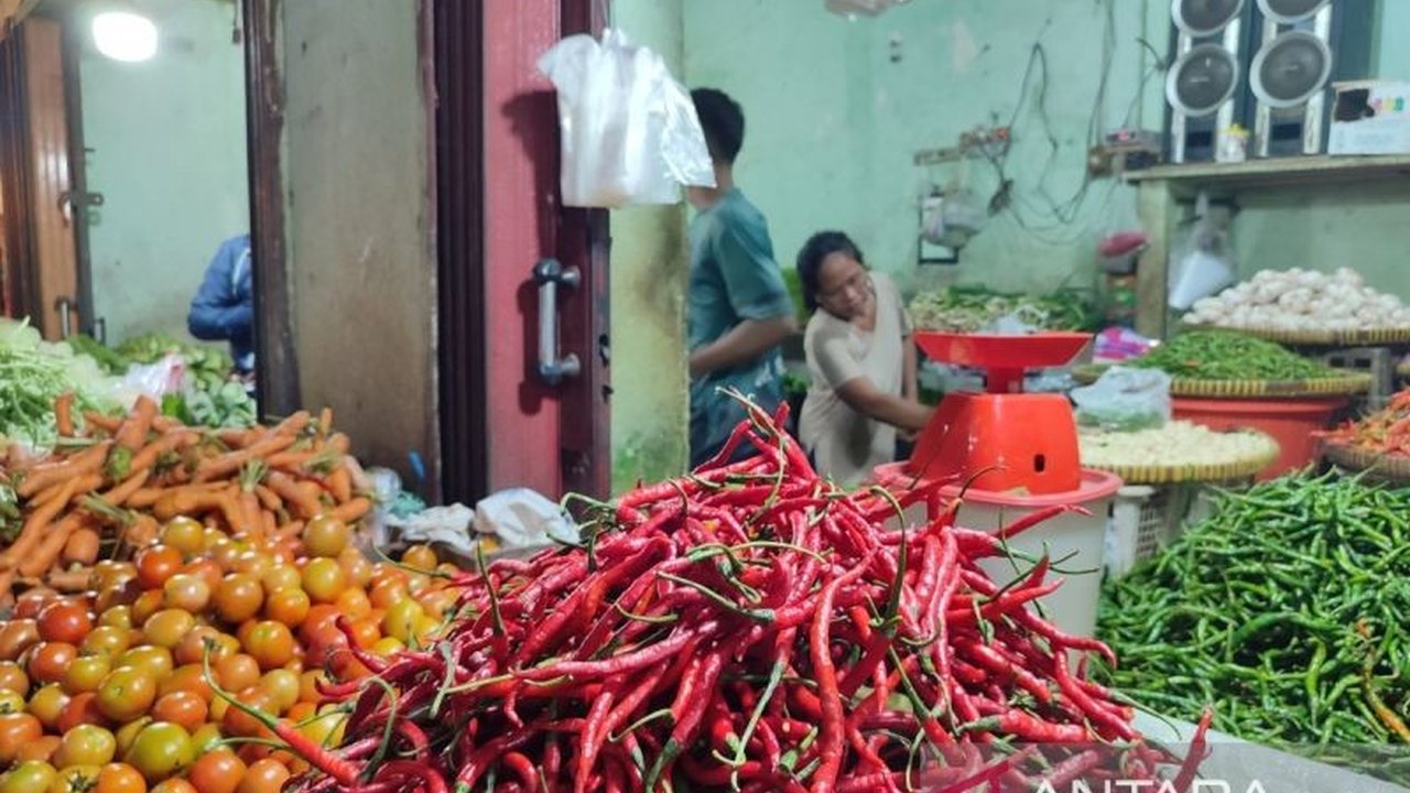 Harga cabai merah di Kota Bengkulu turun drastis menjadi Rp40.000/kg menjelang Ramadhan, disebabkan panen raya di Lampung dan pasokan dari Jawa, sementara harga ayam potong juga ikut turun.