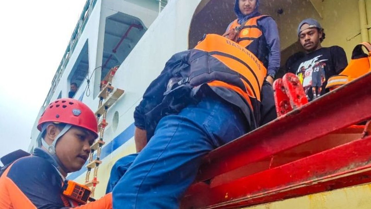 Basarnas Natuna berhasil mengevakuasi 15 penumpang KM Sabuk Nusantara 110 yang kandas di perairan Pulau Laut, Natuna, akibat air surut pada Minggu pagi, 16 Februari 2024.